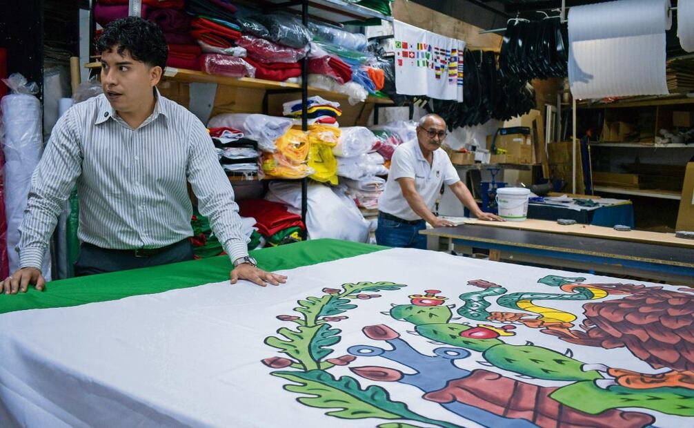 Las banderas monumentales, a partir de tres metros de alto por cinco de largo, requieren una técnica en la que el diseño del Escudo Nacional deja las máquinas y pasa al pincel. Foto: SANTIAGO CADENA. EL UNIVERSAL