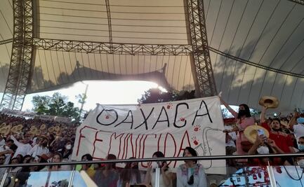 “Oaxaca Feminicida”; saxofonista María Elena Ríos protesta en la Guelaguetza