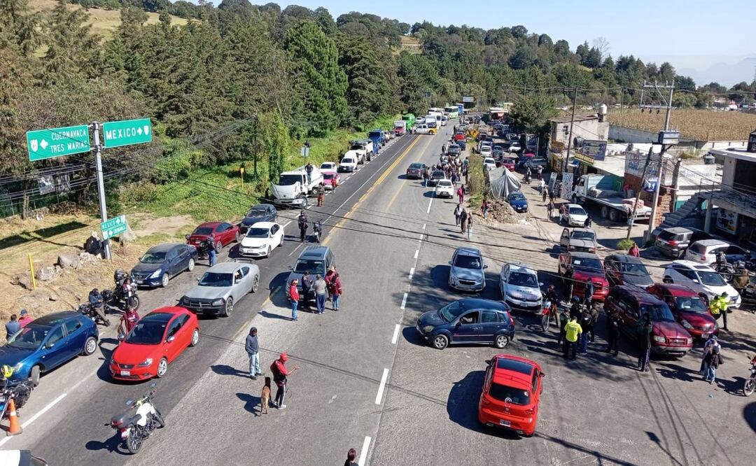 Habitantes de Topilejo y Ajusco bloquean la México-Cuernavaca tras demolición de viviendas. Foto: Especial