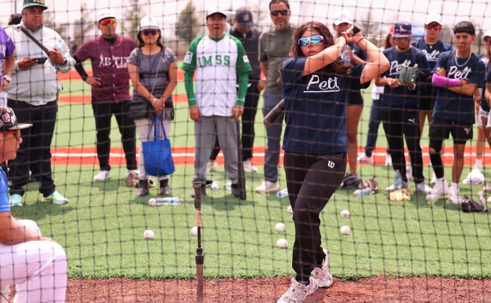 Exbeisbolista, Vinicio Castilla inaugura canchas de béisbol en Texcoco; ofrece clínica gratuita.
Foto: Especial.