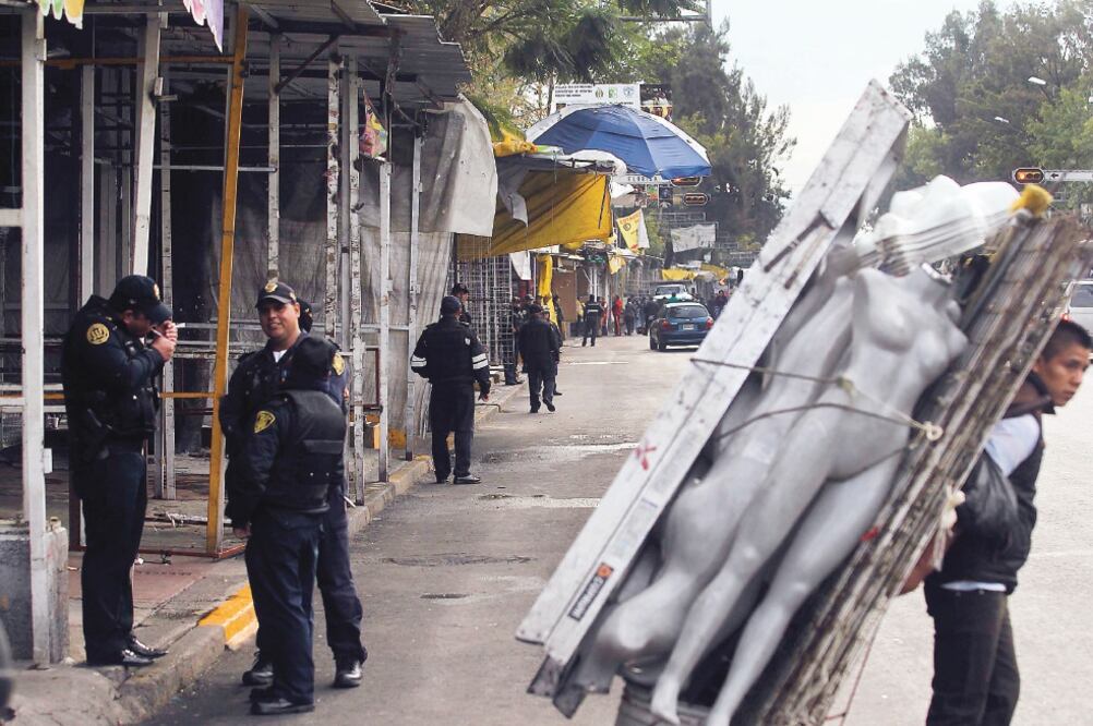 En la remoción de los puestos participaron más de 100 personas de la Secretaría de Gobierno, de la Dirección General de Servicios Urbanos del GDF y de la delegación, así como 400 policías (FERNANDO RAMÍREZ. EL UNIVERSAL)