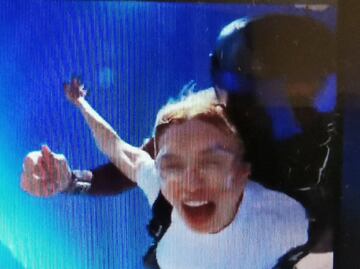 VIDEO: Emma Coronel estrena videos en TikTok con un salto en paracaídas