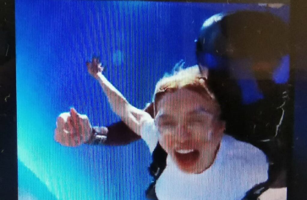 Emma Coronel en paracaidas. Foto: tomada de video