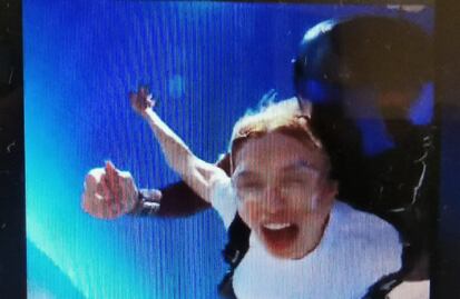 VIDEO: Emma Coronel estrena videos en TikTok con un salto en paracaídas