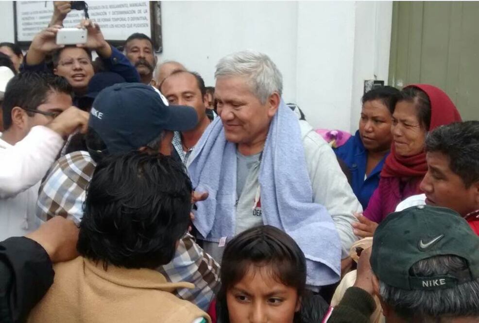 Habitantes recibieron con globos blancos a sacerdote. Foto Especial