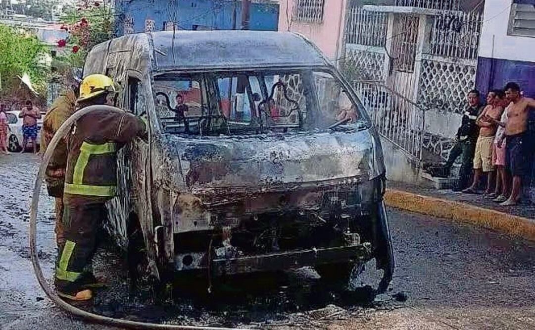 Bomberos sofocan el fuego de una camioneta del transporte público incendiada por hombres armados. Foto: Especial