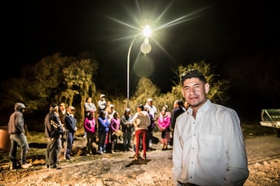 Combaten con luz el rezago social
