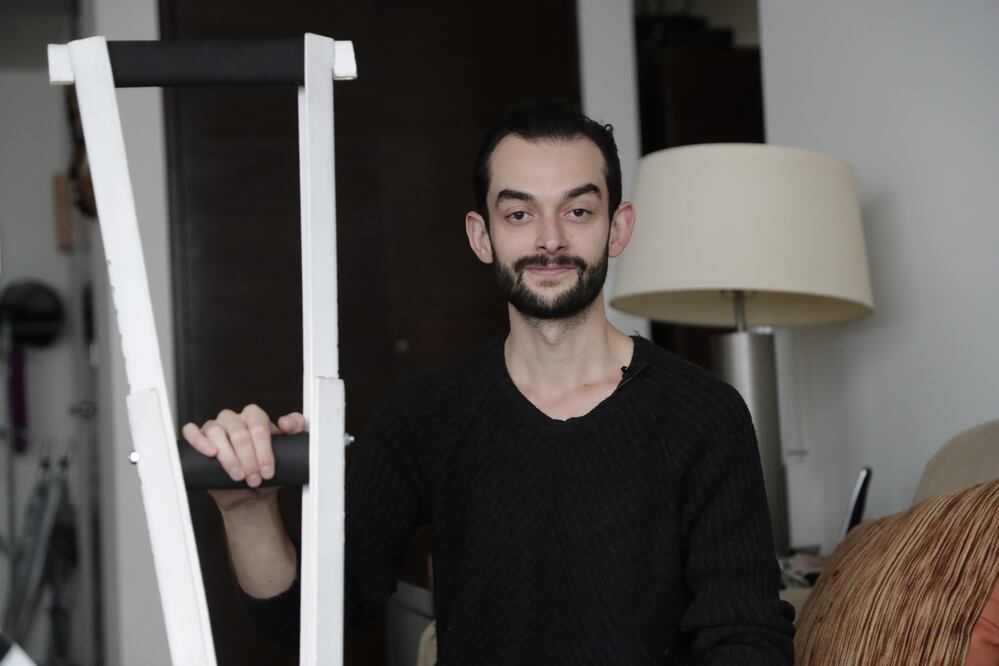 Mexicano crea muletas reciclables de cartón