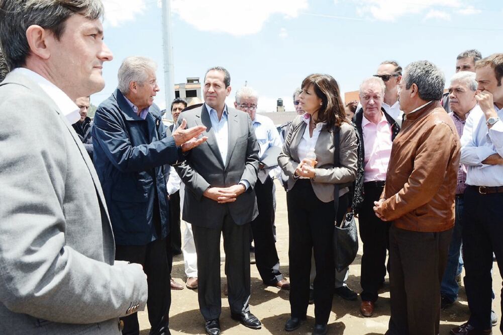 El titular de la SCT, Gerardo Ruiz Esparza (segundo de izq. a der.), y el gobernador del Estado de México, Eruviel Ávila (tercero), supervisaron las obras del Tren Interurbano, que correrá del municipio de Zinancantepec a Observatorio (JORGE ALVARADO)