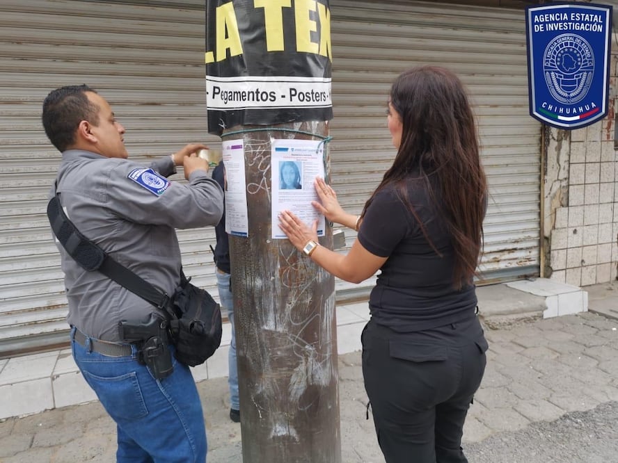 Personal de Fiscalía en Ciudad Juárez  difunde fichas de búsqueda para localizar a mujeres desaparecidas o ausentes. (Foto: especial)