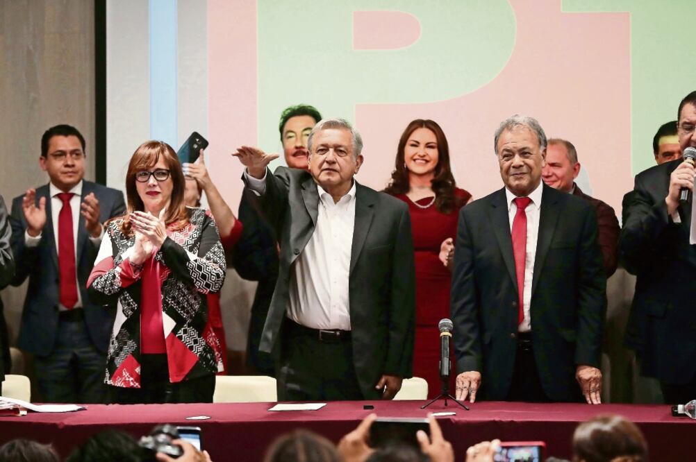 Andrés Manuel López Obrador (centro), rinde protesta como candidato del Partido del Trabajo en el salón del hotel Casa Blanca. (ALEJANDRO ACOSTA. EL UNIVERSAL)