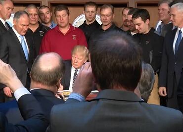 Trump firma orden para "poner fin a la guerra contra el carbón"