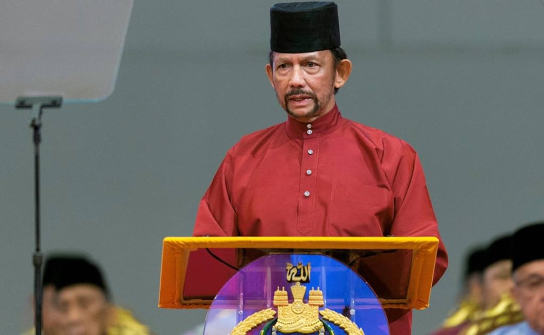 El sultán Hassanal Bolkiah de Brunei ofrece un discurso en el Centro Internacional de Convenciones en Bandar Seri Begawan en Brunéi (Foto: EFE)