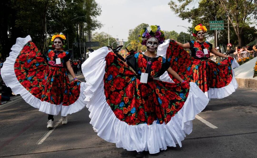 En cuatro diferentes paradas, realizadas a lo largo del recorrido, mostraron cuatro bailes típicos de cada uno de los 32 estados. Fotos: Galo Cañas/CUARTOSCURO