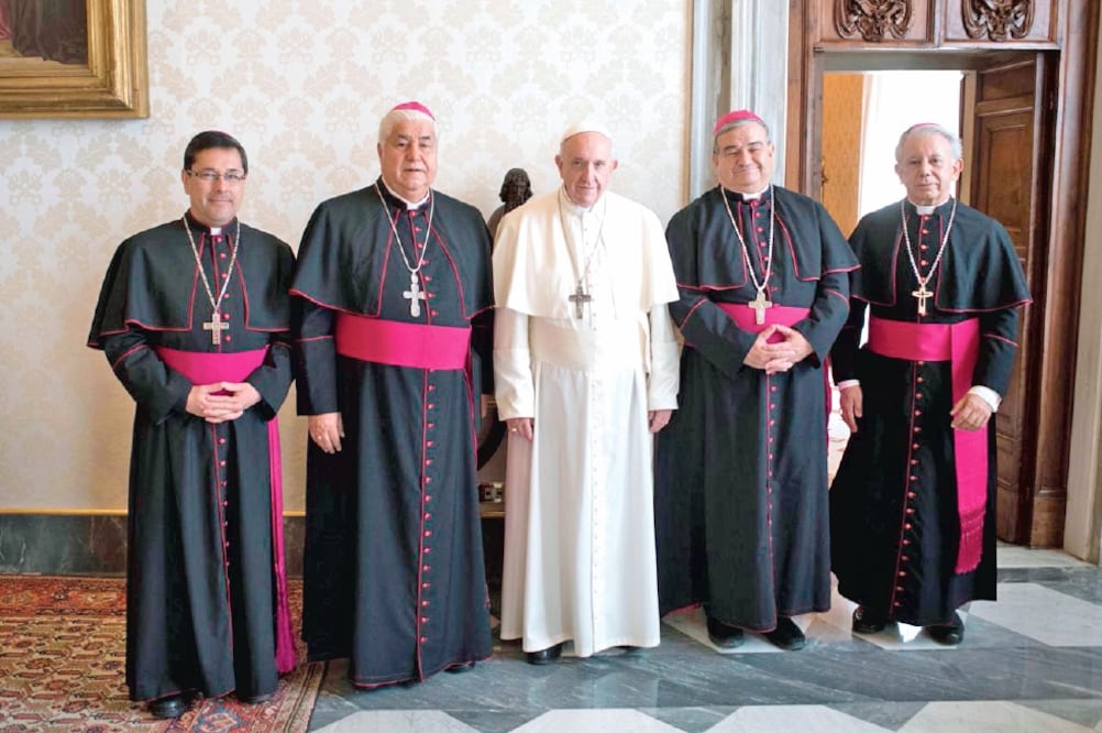 Durante la reunión que sostuvo Rogelio Cabrera, arzobispo de Monterrey (segundo de izq. a der.), con el papa Francisco, se tocó el tema de los migrantes y la ayuda que les da la Iglesia (TOMADA DE TWITTER)