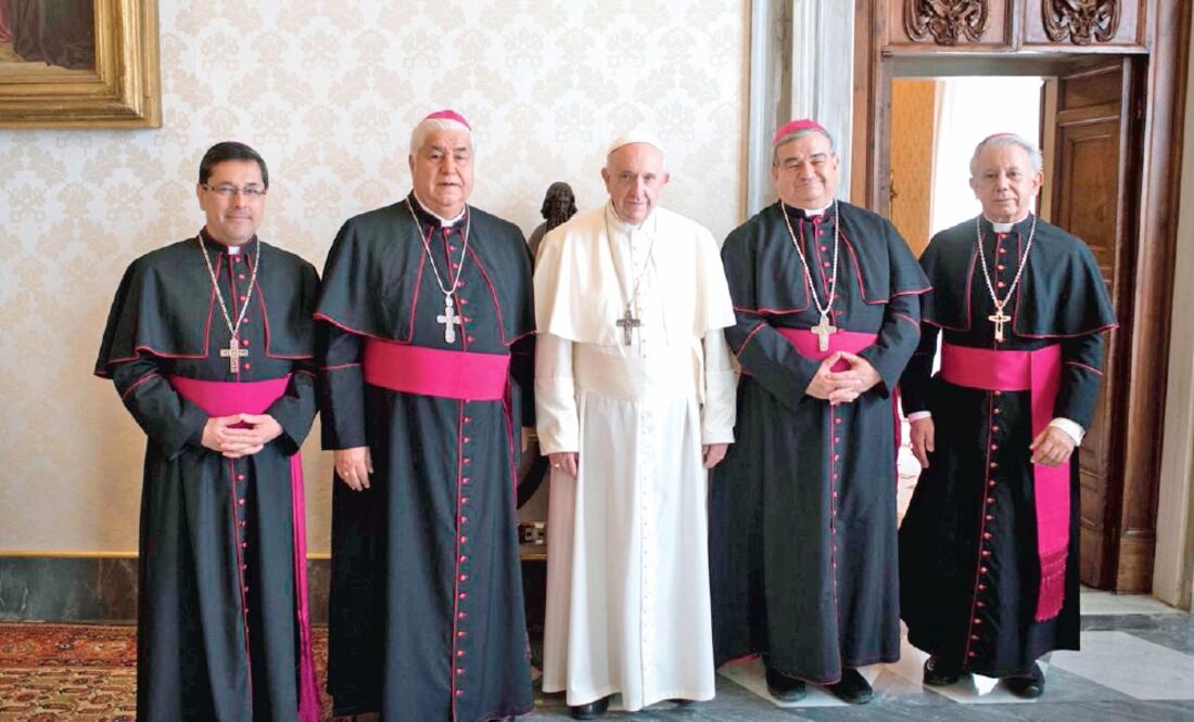 Durante la reunión que sostuvo Rogelio Cabrera, arzobispo de Monterrey (segundo de izq. a der.), con el papa Francisco, se tocó el tema de los migrantes y la ayuda que les da la Iglesia (TOMADA DE TWITTER)