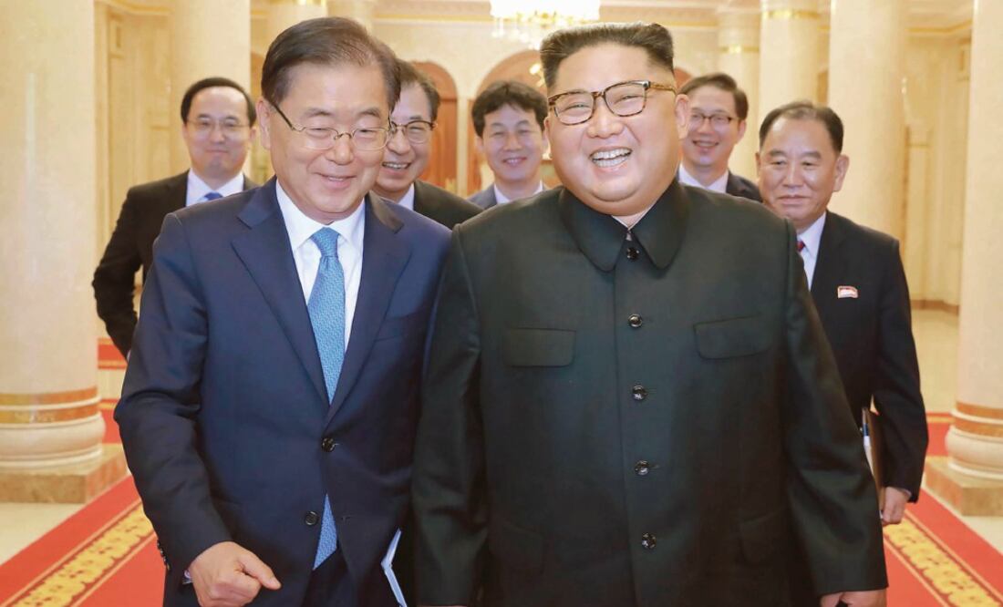 El enviado especial de Corea del Sur, Chung Eui-yong (izq.), con el líder norcoreano Kim Jong-un (der. ), el miércoles 5 de septiembre en Pyongyang. (AFP)