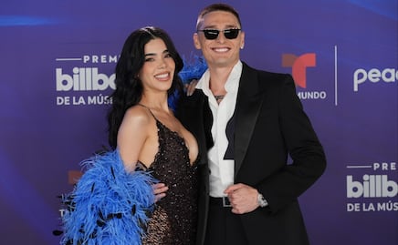 Peso Pluma y Kenia Os se derriten entre besos y olores, la pareja vive románticos momentos en los Billboard