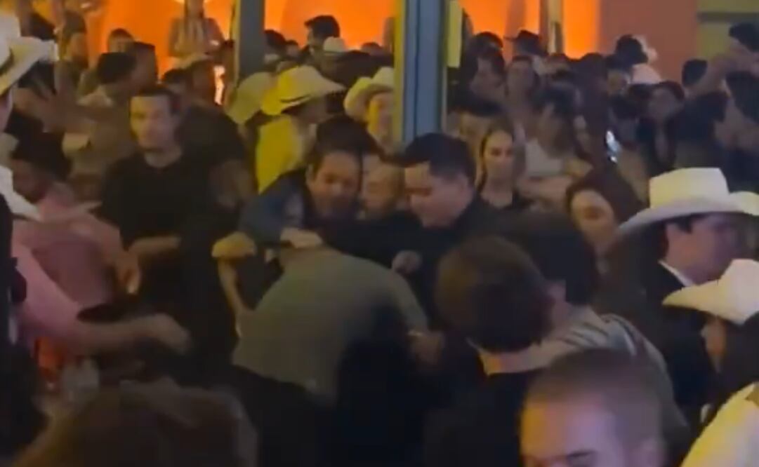 Captan en video a exgobernador de Querétaro en riña dentro de bar (31/08/2025). Foto: Especial