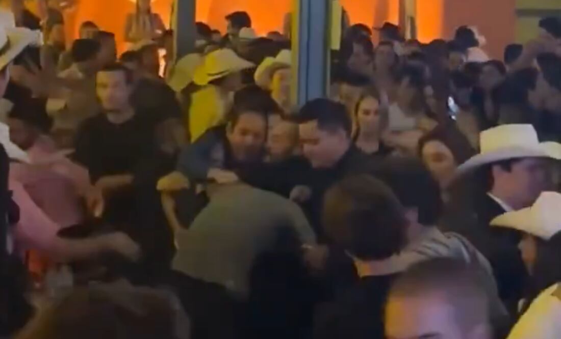 Captan en video a exgobernador de Querétaro en riña dentro de bar (31/08/2025). Foto: Especial