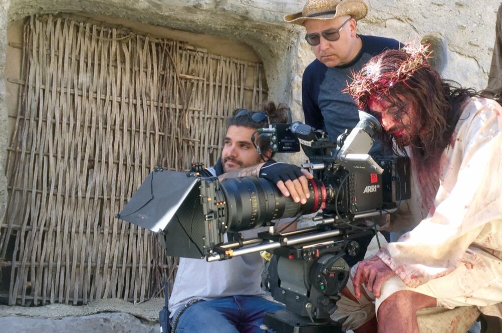 Rafael Lara, el director (en pie) y Julián Gil, protagonista, checando el encuadre a ocupar (FOTOS: PRODUCCIÓN JESÚS DE NAZARETH/ RAFAEL LARA)