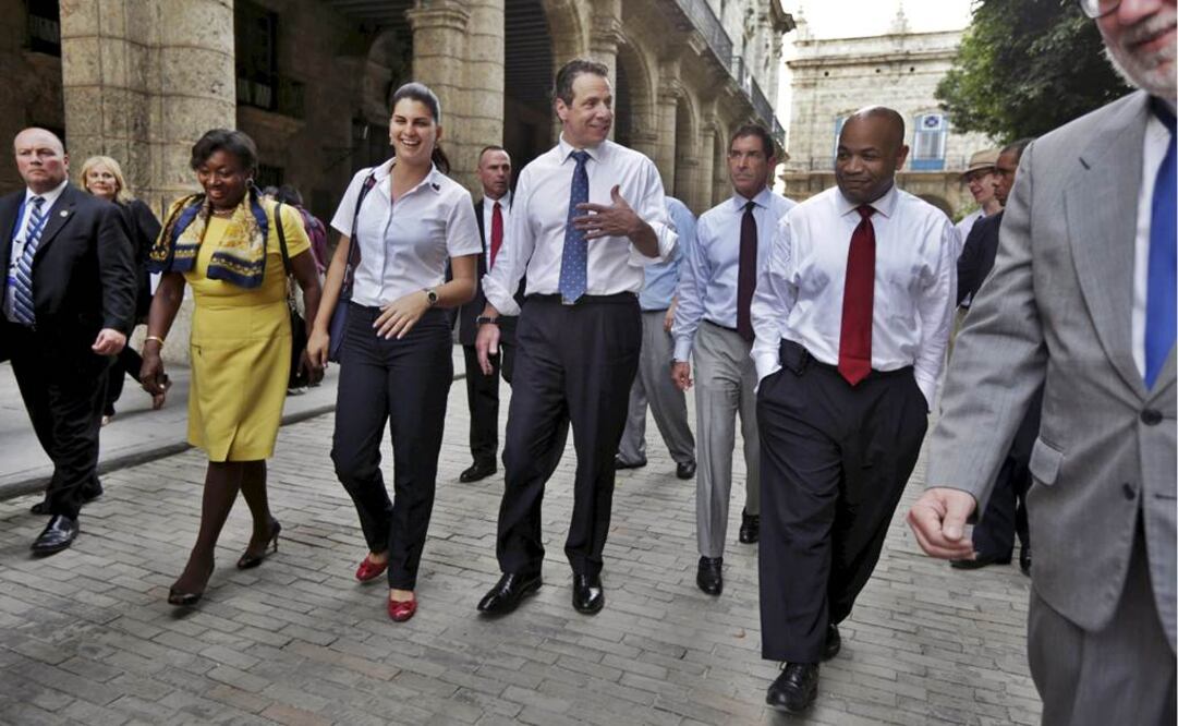 El gobernador neoyorkino ha aprovechado su visita para recorrer las calles de La Habana (Foto: Reuters)