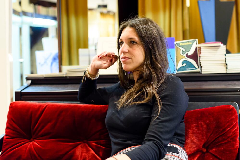Ariana Harwickz durante la presentación de su libro La "Débil mental", en la librería Nollegiu, Barcelona. Foto: MIguel López Mallach vía Angrama