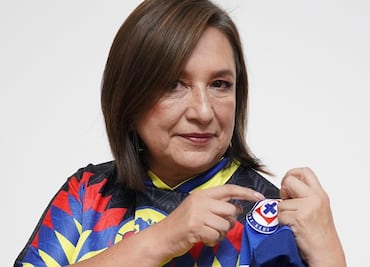 Xóchitl Gálvez paga apuesta tras derrota del Cruz Azul y se viste de águila