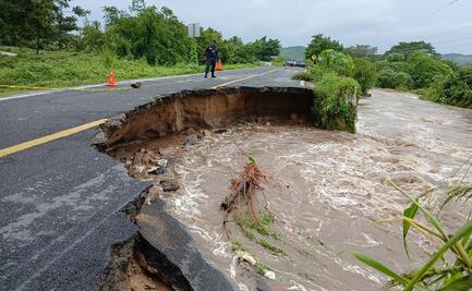 Carreteras y caminos concentran el 85% de los daños que dejó John en Oaxaca