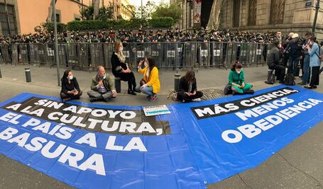 "¡Se los va a cobrar la historia!"; protestan panistas ante extinción de fideicomisos