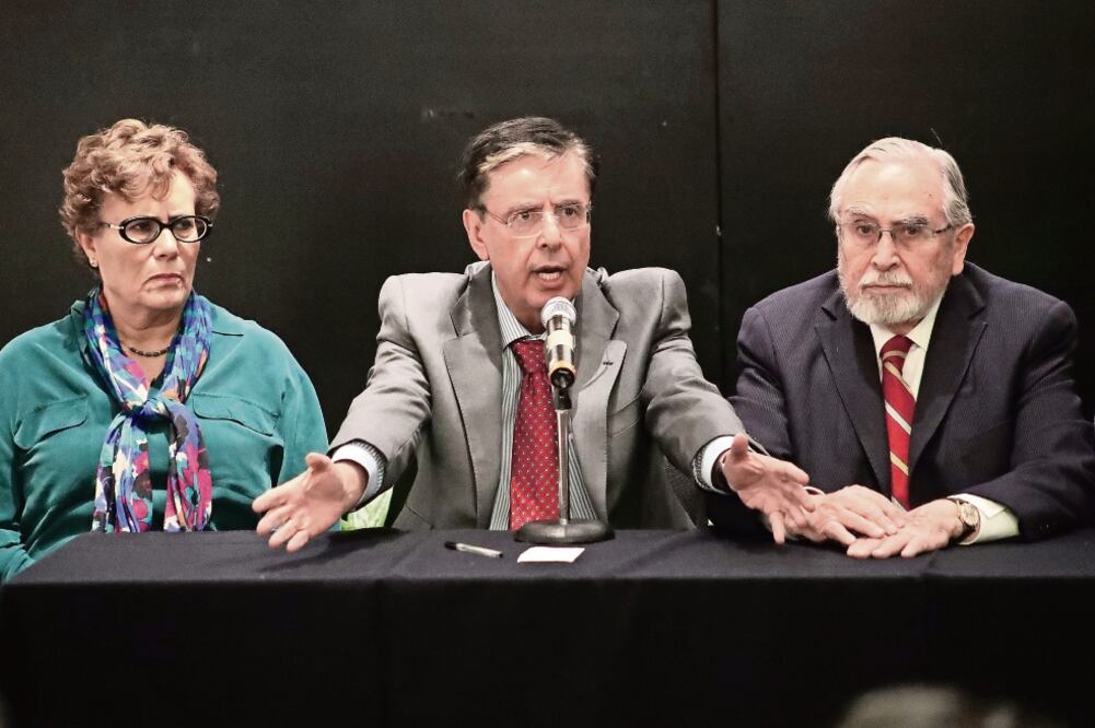 Bertha Luján, Jaime Cárdenas y Bernardo Bátiz, constituyentes y coordinador de la bancada del partido Morena, respectivamente, dieron una conferencia de prensa para explicar las causas de los roces (ARIEL OJEDA. EL UNIVERSAL)