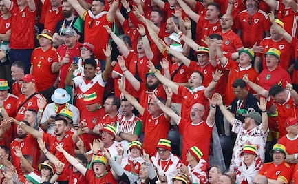 Insólito: Un aficionado del Veracruz se mete entre la afición de Gales 