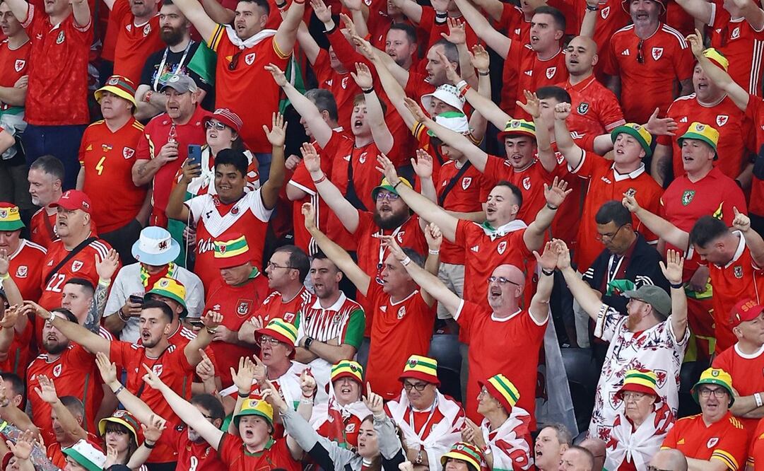 El aficionado mexicano entre el mar de galeses / Foto: Especiales 