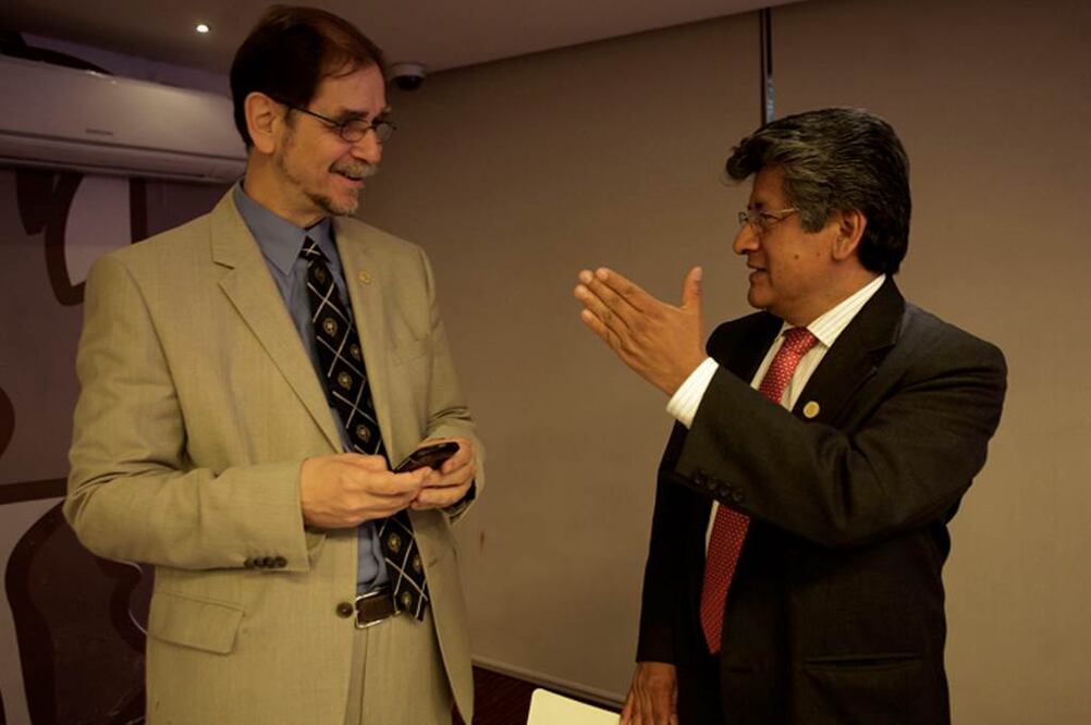El diputado Agustín Basave y el coordinador del PRD, Francisco Martinez Neri durante el foro del PRD "Otro México es Posible" (Foto: Juan Carlos Reyes)