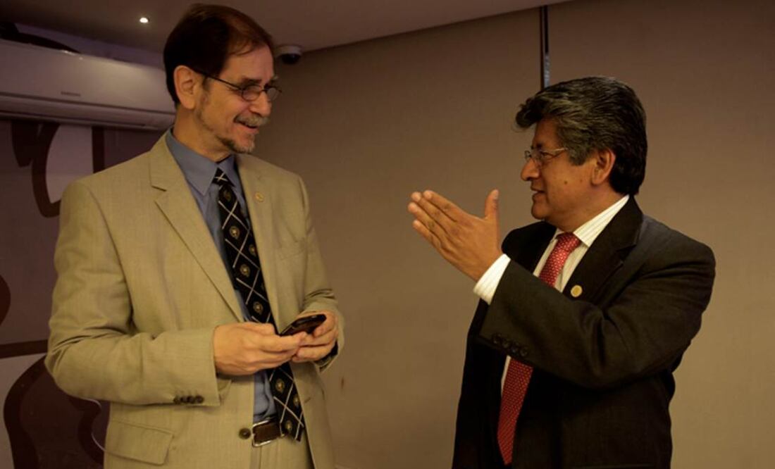 El diputado Agustín Basave y el coordinador del PRD, Francisco Martinez Neri durante el foro del PRD "Otro México es Posible" (Foto: Juan Carlos Reyes)