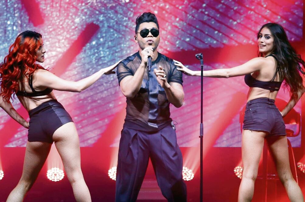 Cantó y escenificó sus letras, moviéndose por el escenario (AGUSTÍNSALINAS. EL UNIVERSAL)