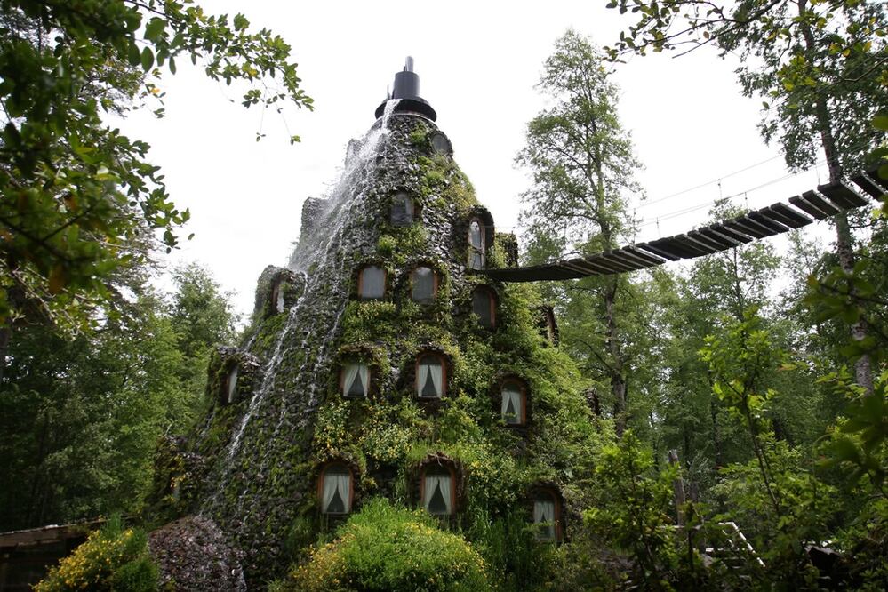 El Hotel Montaña Mágica tiene la forma de un cono volcánico totalmente tapizado de plantas. (Foto: Cortesía Huilo Huilo)