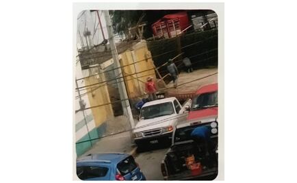 Vecinos presentan queja ante Codhem por cierre de calle en Tlalnepantla