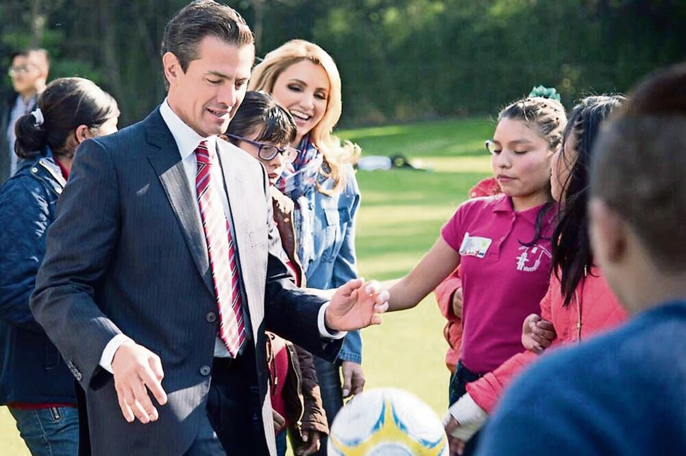 El presidente Enrique Peña Nieto y Angélica Rivera de Peña, titular del Consejo Ciudadano Consultivo del Sistema Nacional para el Desarrollo Integral de la Familia, realizaron un convivio con niños por el inicio de este año (PRESIDENCIA)