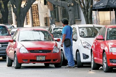 Detienen a 72 franeleros que cobraban hasta 300 pesos por lugar durante Día de Muertos en Coyoacán