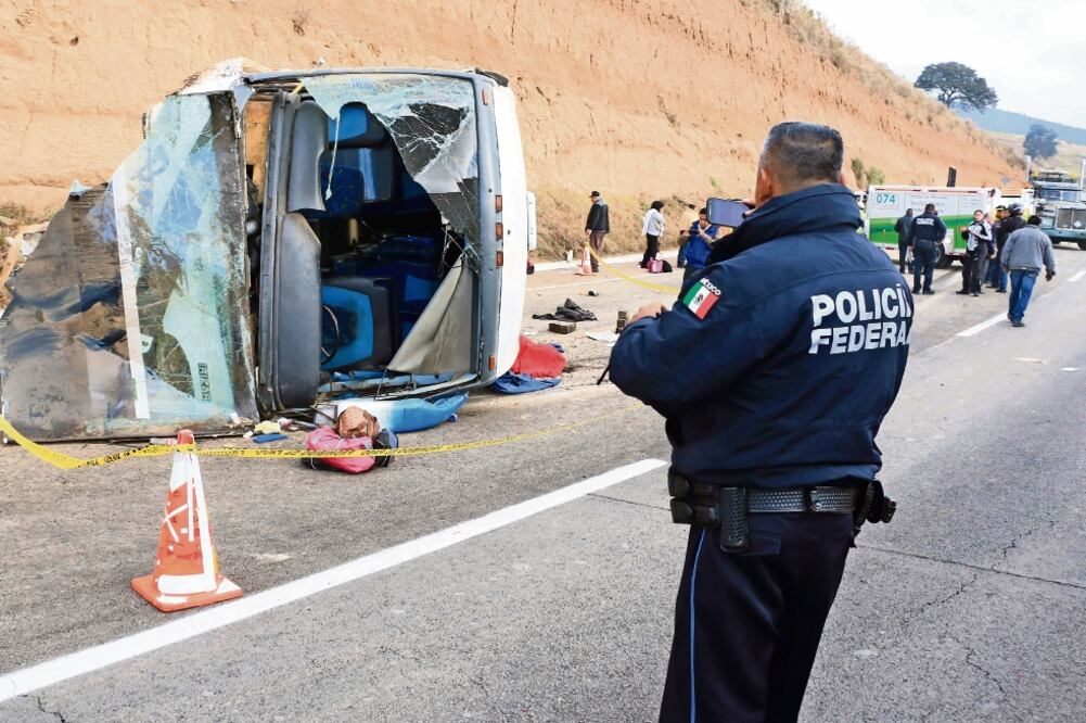 Alfonso Razo, titular de Rescate Municipal de Ixtapaluca, dijo que el percance ocurrió a las 7:40 de la mañana. El vehículo venía de Tabasco y se dirigía a la Ciudad de México. (SAÚL LÓPEZ. CUARTOSCURO)