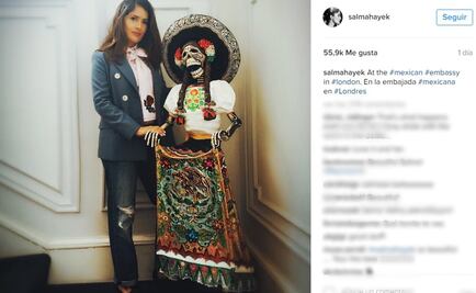 Salma Hayek posa junto a calaca