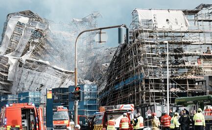 Se derrumba fachada de la antigua Bolsa de Valores de Copenhague tras incendio