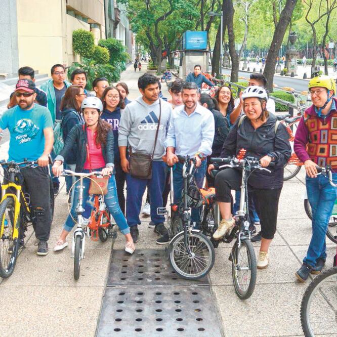 Los panistas capitalinos realizaron una rodada que salió del cruce de Reforma y avenida Juárez hacia el Zócalo capitalino. Foto/ESPECIAL