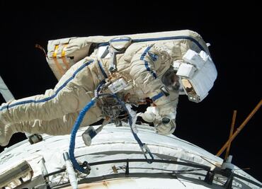 Suspenden caminata espacial tras problema con escafandra de cosmonauta ruso