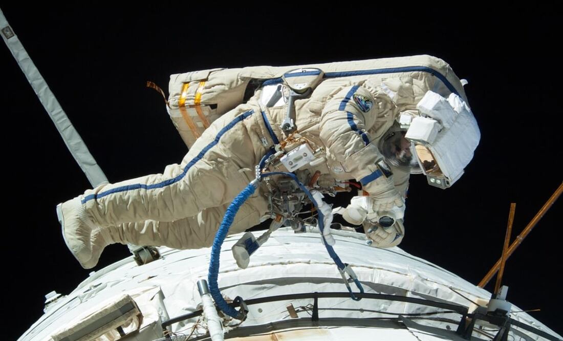 Suspenden caminata espacial tras problema con escafandra de cosmonauta ruso
