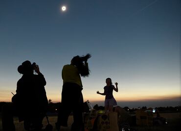 Después de un siglo, estadounidenses disfrutan primer eclipse total