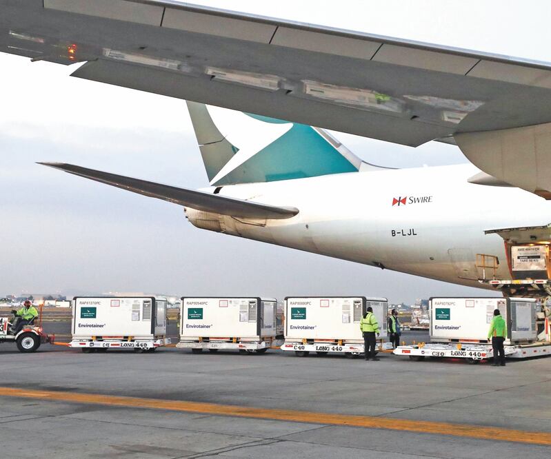 Autoridades de Birmex y de la Administración General de Aduanas recibieron el cuarto embarque de la firma china Sinovac. Foto: DIEGO SIMÓN SÁNCHEZ. EL UNIVERSAL