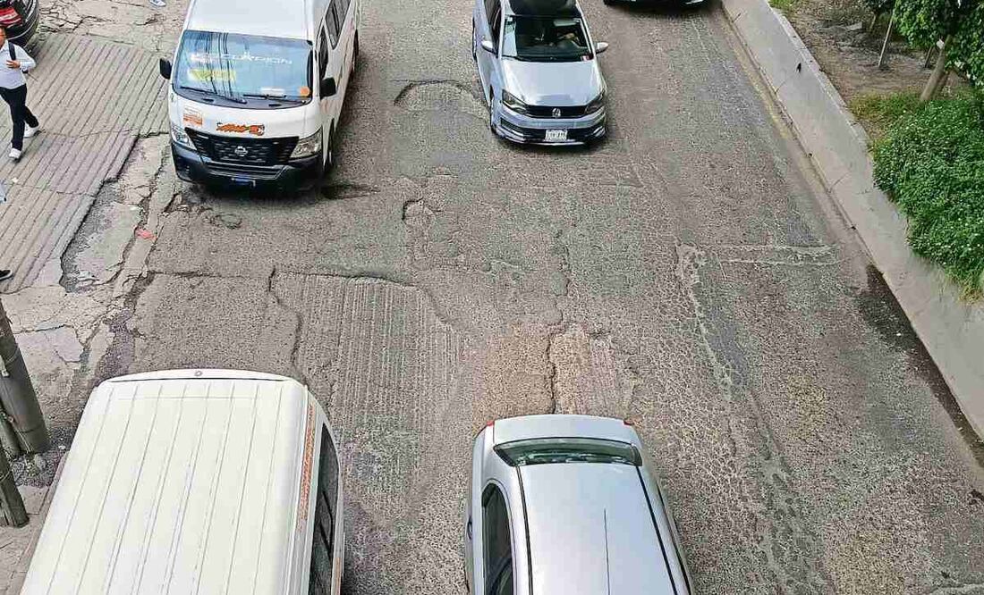 A cinco meses de que se anunció el programa de bacheo, aún se observa deterioro en la carpeta asfáltica de los carriles laterales y centrales de Periférico Norte. Foto: Gisela González Granados / EL UNIVERSAL