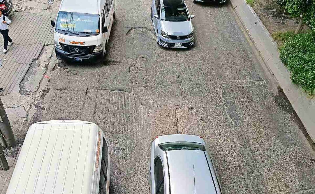 A cinco meses de que se anunció el programa de bacheo, aún se observa deterioro en la carpeta asfáltica de los carriles laterales y centrales de Periférico Norte. Foto: Gisela González Granados / EL UNIVERSAL